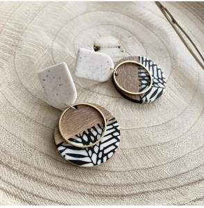 REGALOS DE MADERA LLAMATIVO CALIDAD COLGANTES Hoja de oro Negro Resina blanca Pendientes en forma de corazón Cuadrado Redondo Geométrico Gota de resina de madera - Product Image 1