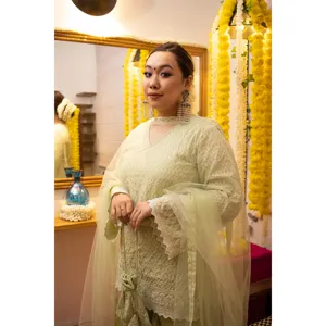 Ensemble Sharara 2 pièces pour femme, vert Pista uni, avec Kurta longue brodée Chikankari élégante en coton et mousseline, coupe ample, col en V, longueur complète - Product Image 1