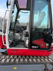 รถขุดขนาดเล็ก Takeuchi TB250-2 มือสองสภาพดี พร้อมเครื่องยนต์ ปั๊มไฮดรอลิก และกระบอกสูบ  แบบตีนตะขาบ น้ำหนัก 3.5 ตัน แรงบิดสูง - Product Image 6