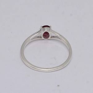 แหวนเงินแท้ 925 สไตล์มินิมอลสำหรับทุกเพศ ประดับพลอยโกเมนทรงรีธรรมชาติ ขนาด 5x7 มม. ดีไซน์สวยงาม ขายส่งจำนวนมาก - Product Image 3