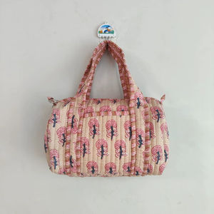 Sac fourre-tout matelassé en coton imprimé au bloc, fait main en Inde, avec fermeture éclair et motif floral – Petit sac de mode pour femme, idéal pour la mariée, la plage ou le shopping - Product Image 1