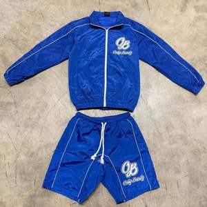 ชุดวอร์มกันลมผ้าไนลอนพิมพ์ลายแบบเรียบ น้ำหนักเบา ระบายอากาศได้ดี เป็นมิตรกับสิ่งแวดล้อม สะท้อนแสง 3 เมตร พร้อมโลโก้แบบกำหนดเองใหม่ - Product Image 2