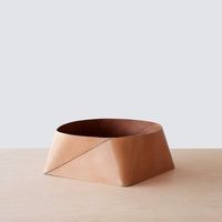 Plateau de service en cuir minimaliste pour support polyvalent avec des côtés forts et des tons neutres se mélangeant avec n'importe quel décor intérieur