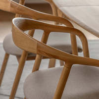 Chaise de salle à manger minimaliste moderne aux lignes épurées et aux matériaux de haute qualité pour des expériences culinaires haut de gamme