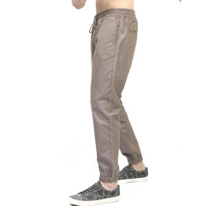 Pantalons de jogging décontractés pour hommes avec un style moderne et décontracté Pantalons de jogging pour hommes avec un look simple et quotidien Pantalons de jogging pour hommes - Product Image 3