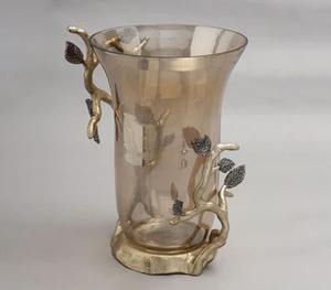 แจกันดอกไม้โลหะสุดสวยพร้อมดีไซน์ลายดอกไม้และกระจกสีทองของตกแต่งบ้านอันหรูหรากลางโต๊ะเหมาะสำหรับห้องนั่งเล่นหรือรับประทานอาหาร - Product Image 6