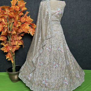 Ensemble Lehenga Choli moderne de qualité supérieure, brodé, avec travail de zari et de sequins, jupe longue, chemisier et dupatta pour mariages, fêtes et été - Product Image 1