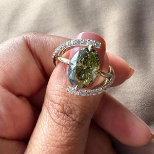 Anillo de Compromiso con Diamante Cultivado en Laboratorio de Corte Ovalado de 3 Quilates, Color Verde Fantasía, Certificado por IGI, en Oro de 14k, con Banda de Diamante Redonda para Mujer - Product Image 4