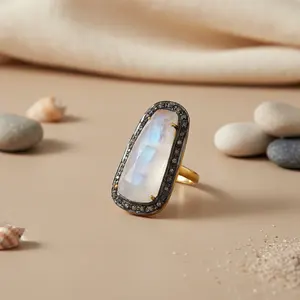 Anillo de Cóctel Romántico y Elegante con Piedra Lunar y Detalles de Diamantes, Chapado en Oro de 18K, Anillo de Racimo con Incrustaciones - Product Image 1