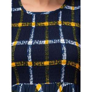 Vestido largo ajustado y acampanado con estampado de cuadros amarillos - Product Image 2