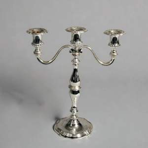 Elegantes candelabros de metal para decoración de mesa de comedor e ideas románticas de centro de recepción de bodas - Product Image 1