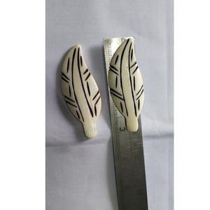 Cuentas de hueso redondas de 10mm sombreadas marrones y blancas hechas a mano con inscripciones tribales al por mayor para collar - Product Image 1