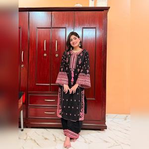 Conjunto étnico de georgette multicolor de última tendencia con detalles de bordado Resham y dupatta elegante, colección 2025 - Product Image 1