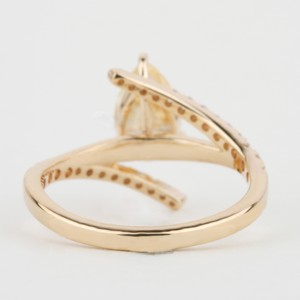 Bague de fiançailles et d'anniversaire en zircone cubique jaune taille poire, style Bypass Pave, pour elle - Product Image 4
