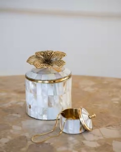 Joyero de forma redonda de diseño atractivo Joyero de madera y nácar con tapa - Product Image 4