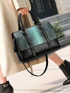 Sac fourre-tout en similicuir pour femme avec motif serpentins, noir et vert sarcelle, sac à bandoulière classique pour usage quotidien - Product Image 5