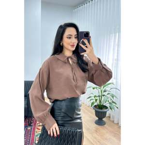 Blusa Elegante con Cuello de Lazo y Caída Fluida para Mujer LUSTRIN, Mezcla de Viscosa y Nailon Marrón para Uso Casual y de Oficina - Product Image 3