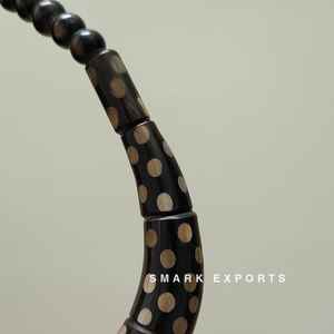 Collier en corne de buffle avec motif de points brûlés Pendentif fait à la main Bijoux tribaux pour femmes Accessoire de mode par SMARKEXPORTS India - Product Image 5