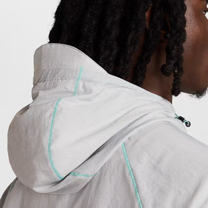 Chaqueta de fútbol con capucha de satén vintage unisex logotipo bordado personalizado cortavientos impermeable cierre de cremallera invierno ecológico - Product Image 6