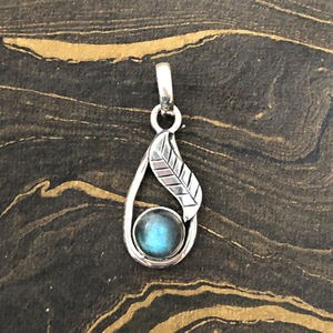 จี้ขนนกประดับลาบราโดไรต์ทรงดีไซน์เนอร์พร้อมกรอบแบบ Bezel Setting - Product Image 1