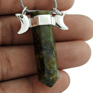 Precioso Colgante de Piedra Preciosa de Labradorita Natural Tallada en Forma de Lápiz, Diseño Vintage, Elaborado con Plata de Ley 925 - Product Image 2
