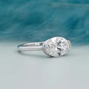 Bague de fiançailles élégante en or blanc avec diamant ovale East West serti demi-clos - Product Image 5