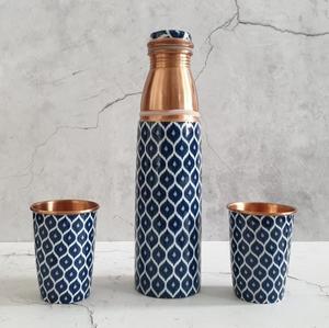 Ensemble de bouteille en cuivre marocaine bleue imprimée émaillée et de 2 verres à boire, pour les fêtes et les voyages - Product Image 3