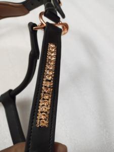 Acolchado Tan de Adeefa Enterprise con Cristal Tan para Cabestro de Cuero con Herrajes de Latón para Caballos. - Product Image 5