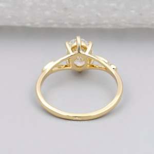 Anillo de Compromiso de Inspiración Vintage con Certificado IGI, Diseño Floral de Hojas con Diamante Ovalado Solitario - Product Image 4