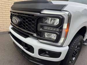 Ford F-350 Super Duty 2023, boîte de vitesses manuelle, conduite à gauche, intérieur foncé, turbo diesel, sièges en cuir, à vendre - Product Image 3