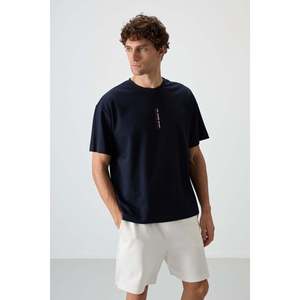 เสื้อยืดผ้าฝ้ายสีน้ำเงินกรมท่าทรงโอเวอร์ไซส์สำหรับผู้ชาย Air Jones พื้นผิวเนื้อหนา พิมพ์ลายกราฟิก สำหรับใส่ลำลอง รุ่น 88368 - Product Image 1