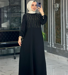 Abaya semi-formelle élégante avec de magnifiques broderies dorées et des manches élastiques, idéale pour le bureau et la famille - Product Image 2