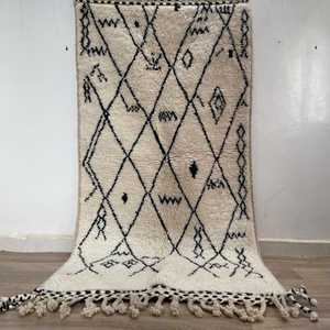 Nouvel arrivage de tapis design de couleur blanche 20256 avec un beau motif zigzag noir en coton Kilim Dhurries pour la décoration intérieure - Product Image 2