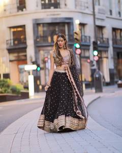 Presentación de nuevo hermoso diseñador boda Lehenga choli con bordado y trabajo de secuencia para mujeres, dama de honor Lehenga Choli - Product Image 2