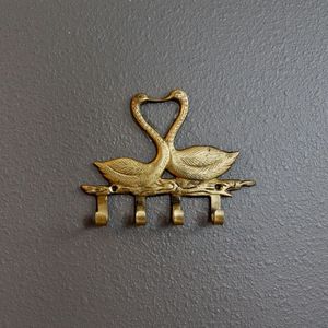 Crochet mural moderne en fonte d'aluminium créé pour les intérieurs de maisons contemporaines offrant un soutien solide pour les manteaux, les sacs et les écharpes - Product Image 2