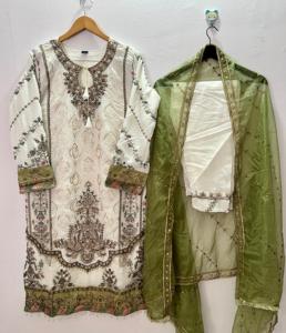 Dernière collection pakistanaise Salwar Kameez pour femmes avec embellissements lourds et style classique au meilleur prix - Product Image 5