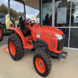 Tractores Kubota L2502HST 4WD Usados y Duraderos, Diseñados para Trabajo Agrícola, con Gran Potencia de Motor y Sistema de Transmisión Eficiente - Product Image 1