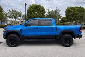 RAM 1500 TRX 2024, Bajo Kilometraje, Caja de Cambios Automática, Volante a la Izquierda, Neumáticos R20, Estado Oscuro - Product Image 6