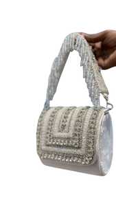 Magnifiquement sac à main d'embrayage conçu par des artisans qualifiés mélangeant la mode traditionnelle et l'élégance fonctionnelle de tous les jours de l'Inde - Product Image 3