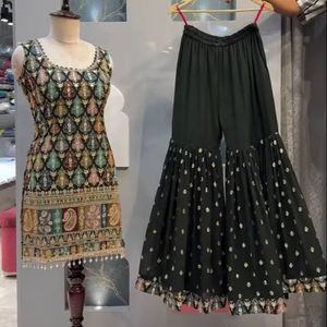 Ensemble Sharara Gharara Kurti brodé indien dernier cri, tissu en géorgette, magnifique tenue de soirée de designer pakistanais, 3 pièces, PinkCityBlocks - Product Image 1