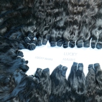 Cheveux humains indiens bruts 100 % naturels, qualité supérieure, ondulés pour femmes, style vague d'eau douce, exportés directement de l'usine en Inde.