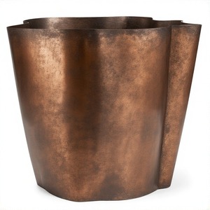 Jardinière en arc royal avec motif de crête gaufré coulé dans un ton laiton antique idéal pour les coins de jardin classiques ou l'intérieur rustique - Product Image 3