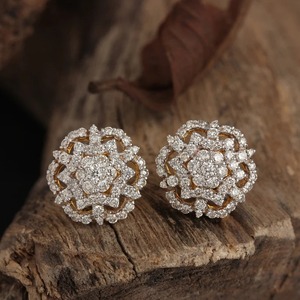 Pendientes de Botón con Diamantes Chapados en Oro, Elegante Diseño Floral de Varias Capas con Piedras Brillantes, Pendientes con Estilo - Product Image 1