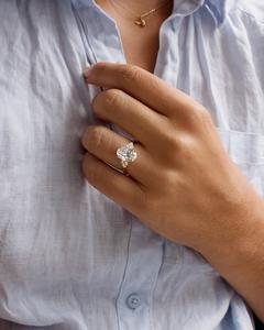 Anillo de compromiso de racimo de CZ blanco de corte ovalado de 12x8mm con piedras de acento redondas banda de oro nupcial boda aniversario joyería de mujer - Product Image 3