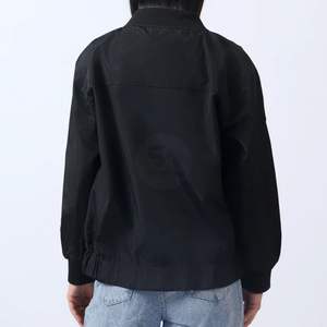 Blouson bomber décontracté noir zippé pour femme, style utilitaire, tissé, coupe-vent, respirant, logo personnalisé, extérieur, OEM, ODM - Product Image 2