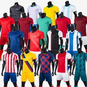 Maillots et shorts de football personnalisés de qualité professionnelle avec impression par transfert thermique 100% polyester à séchage rapide pour équipes, clubs et ligues - Product Image 2
