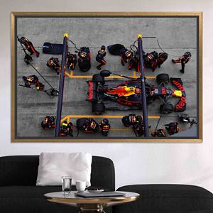 Toile imprimée : Voiture de Formule 1, Arrêt d'entretien en course, Décoration de chambre de garçon, TOILE ENCADRÉE DORÉE - Product Image 1