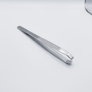 Pince à sourcils pour hommes de la meilleure qualité avec pointe droite en finition terne - Product Image 5