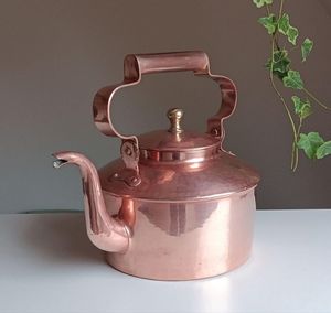 Bouilloire fonctionnelle en cuivre avec couvercle traditionnel, parfaite pour les infusions aux herbes et les rituels de bien-être ayurvédiques naturels - Product Image 6