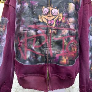 Sudadera con capucha morada para hombre, con cremallera, estilo oversize, diseño estampado streetwear, logotipo frontal por sublimación, manga regular, tejido de punto. - Product Image 5